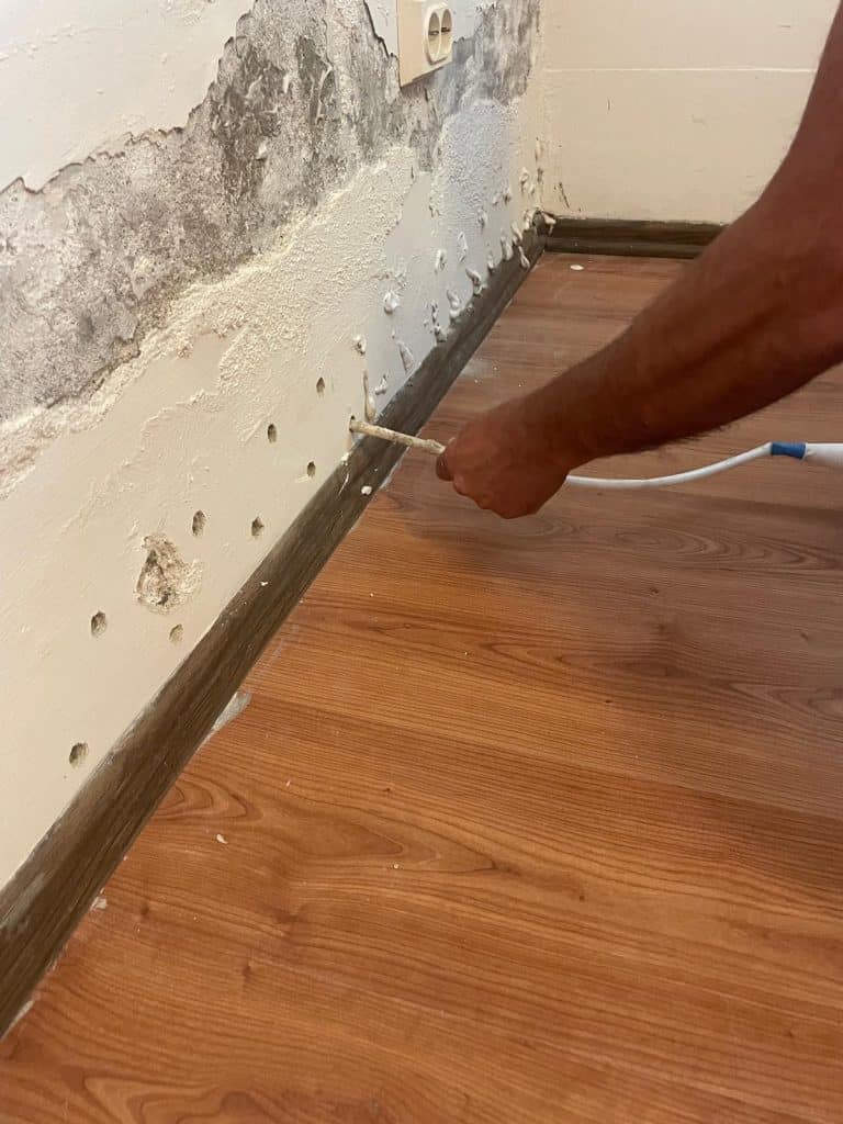 Injectare solutie Silan Siloxan Monomeric in pereti din beton si BCA impotriva infiltratiilor prin capilaritate